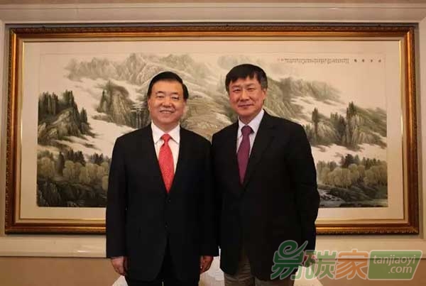 甘肅省省委書記王三運（左）、國家發(fā)改委學(xué)術(shù)委員會秘書長張燕生（右）