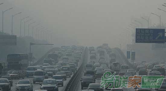 北京發(fā)布空氣重污染紅色預(yù)警明晚8時(shí)起車輛單雙號限行