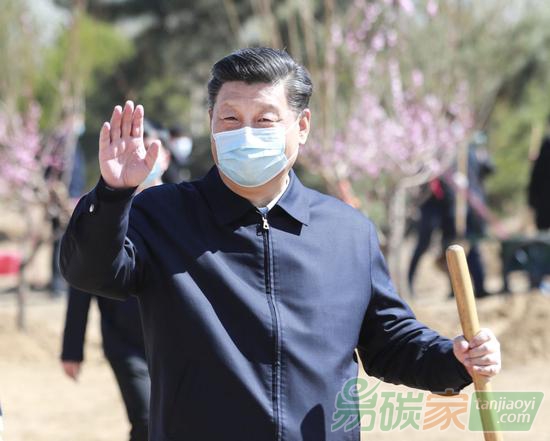 2020年4月3日，黨和國家領(lǐng)導(dǎo)人習(xí)近平、李克強(qiáng)、栗戰(zhàn)書、汪洋、王滬寧、趙樂際、韓正、王岐山等來到北京市大興區(qū)舊宮鎮(zhèn)參加首都義務(wù)植樹活動(dòng)。這是習(xí)近平拿起鐵鍬走向植樹地點(diǎn)，向正在植樹的干部群眾揮手致意。新華社記者龐興雷攝