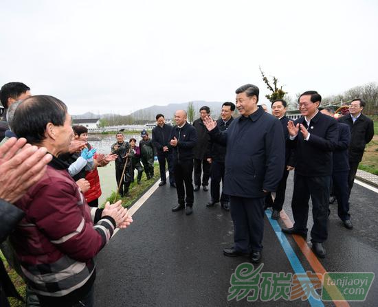 2020年3月30日，中共中央總書記、國家主席、中央軍委主席習(xí)近平在浙江省安吉縣天荒坪鎮(zhèn)余村考察，同村民們親切交談，了解該村多年來踐行“綠水青山就是金山銀山”理念、推動(dòng)綠色發(fā)展發(fā)生的巨大變化。新華社記者申宏攝